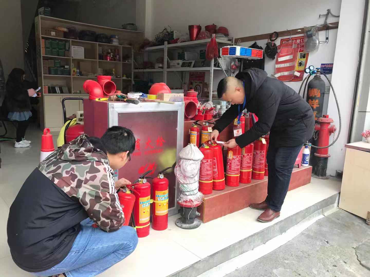 {“title” “兴仁市市场监管局开展消防器材专项检查 筑牢消防安全防线”，“content” “为切实加强消防器材质量安全监管，规范消防产品市场秩序，近日，兴仁市市场监管局在全市范围内组织开展消防器材专项检查行动，重点对消防器材销售环节进行全面排查，严厉打击销售假冒伪劣消防产品的违法行为，切实保障人民群众生命财产安全。\n\n此次专项检查以辖区内消防器材销售门店、五金建材市场、劳保用品经营场所等为重点检查对象，执法人员围绕灭火器、消防水带、消防水枪、应急照明灯、疏散指示标志、火灾报警设备等常用消防产品